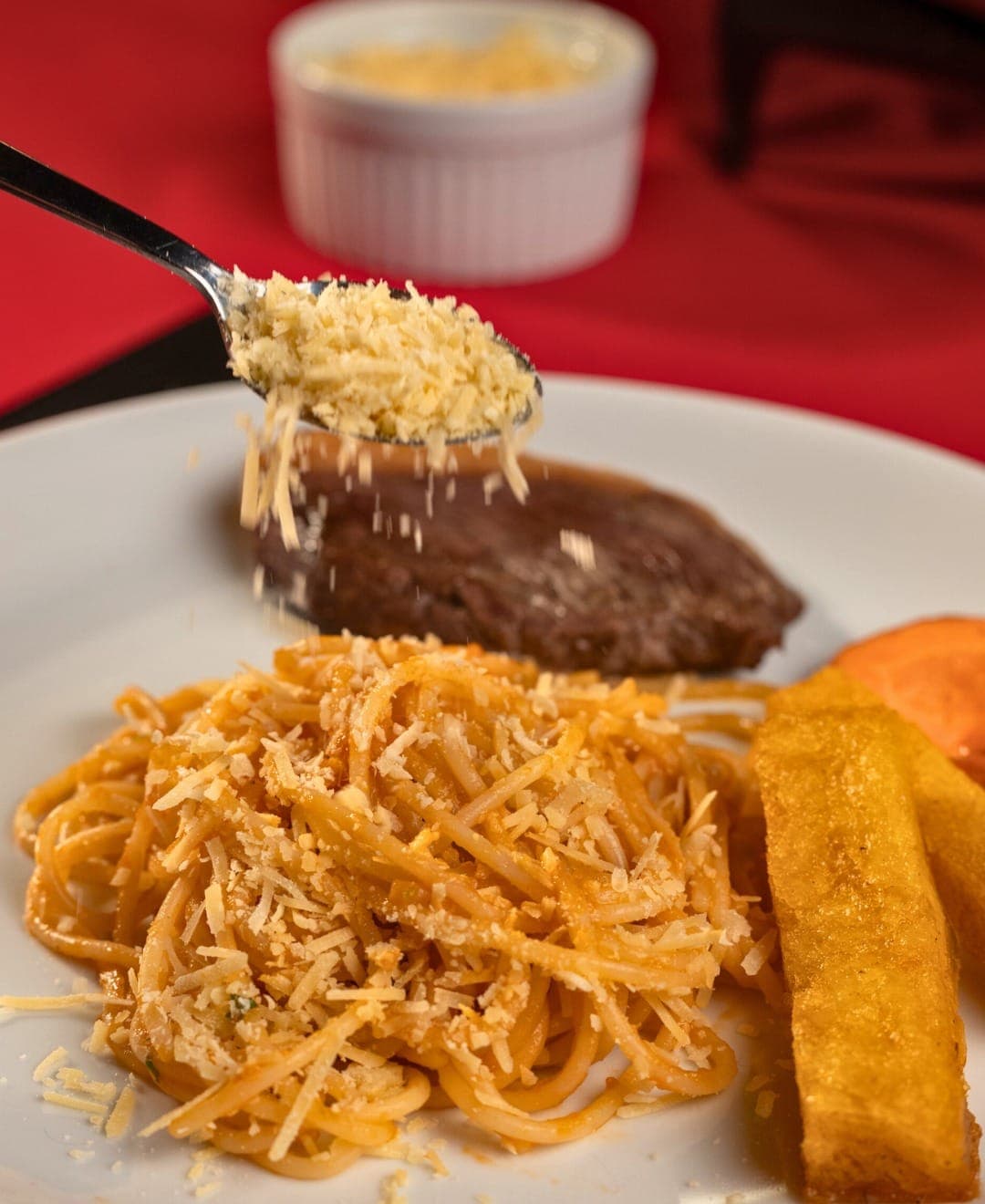 Mesa posta com taças e talheres no Gramado Plazza