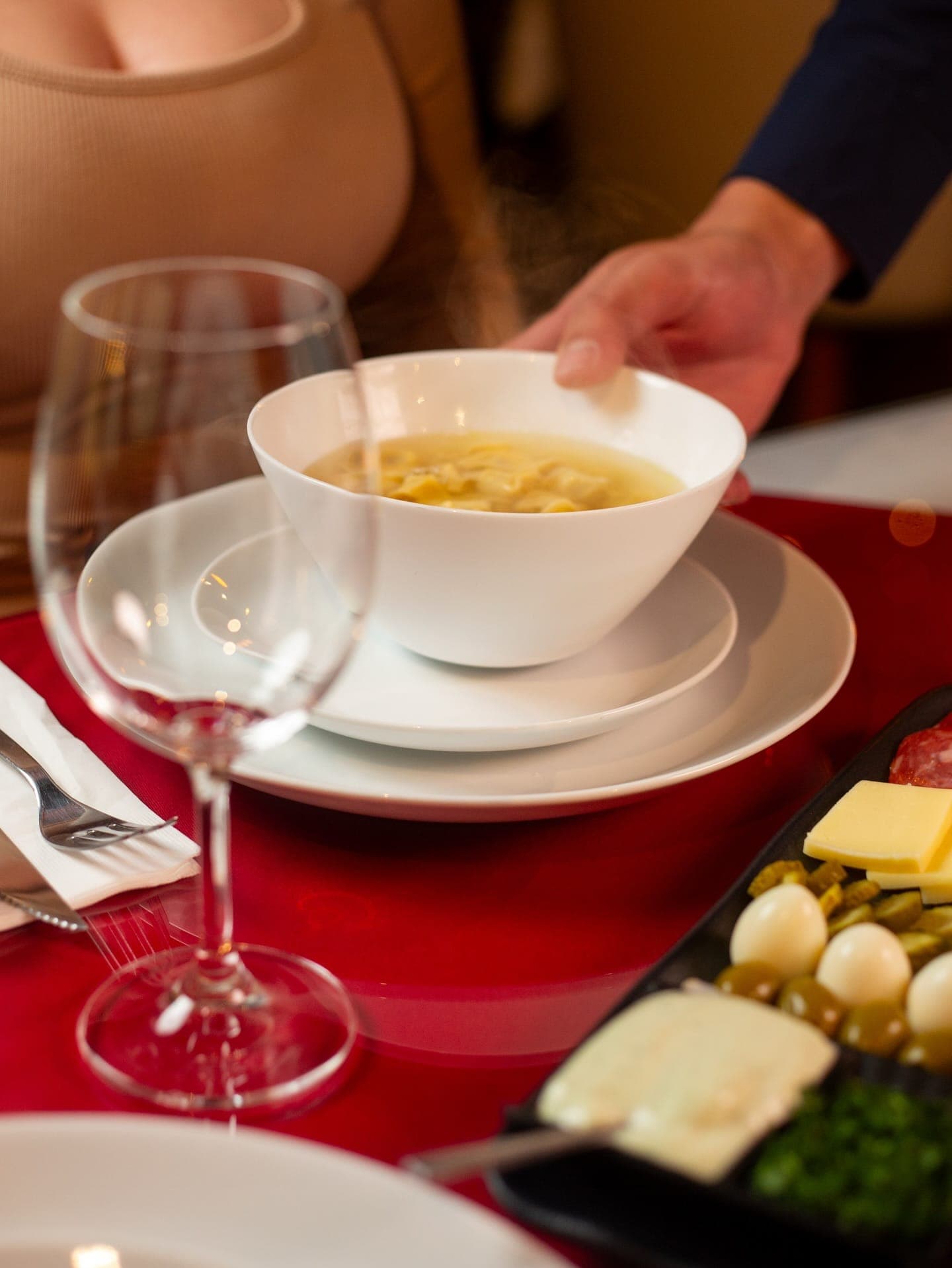 Sopa de capeletti servida quente